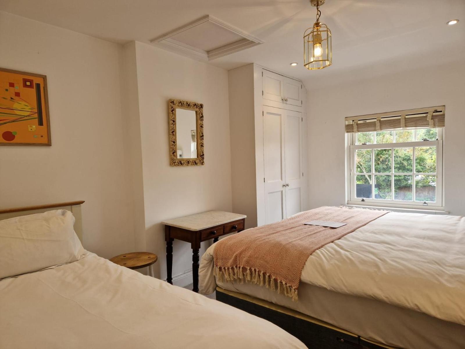 The Dog & Gun Inn Netheravon Номер фото